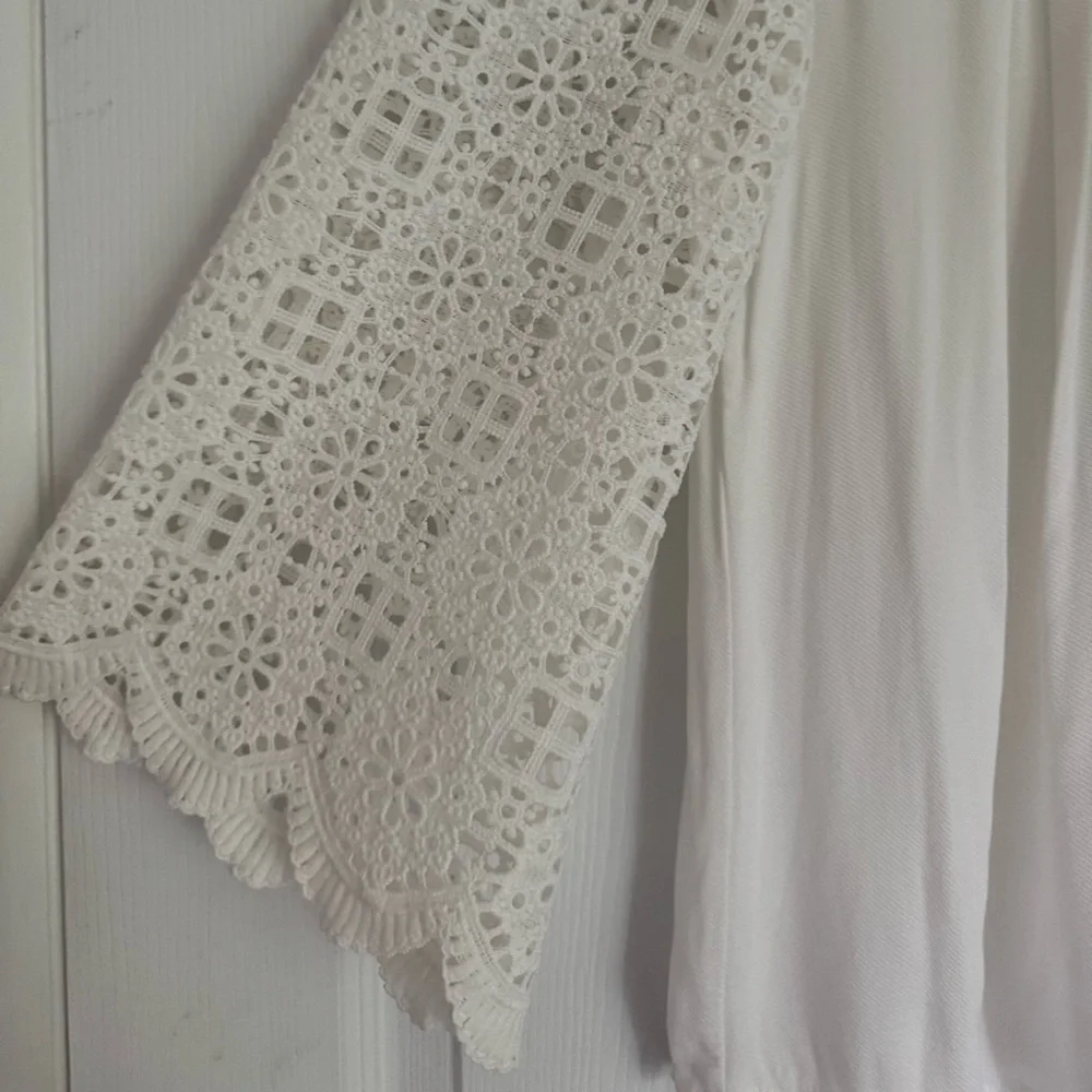 Impressions White Crochet Lace Top – Size M